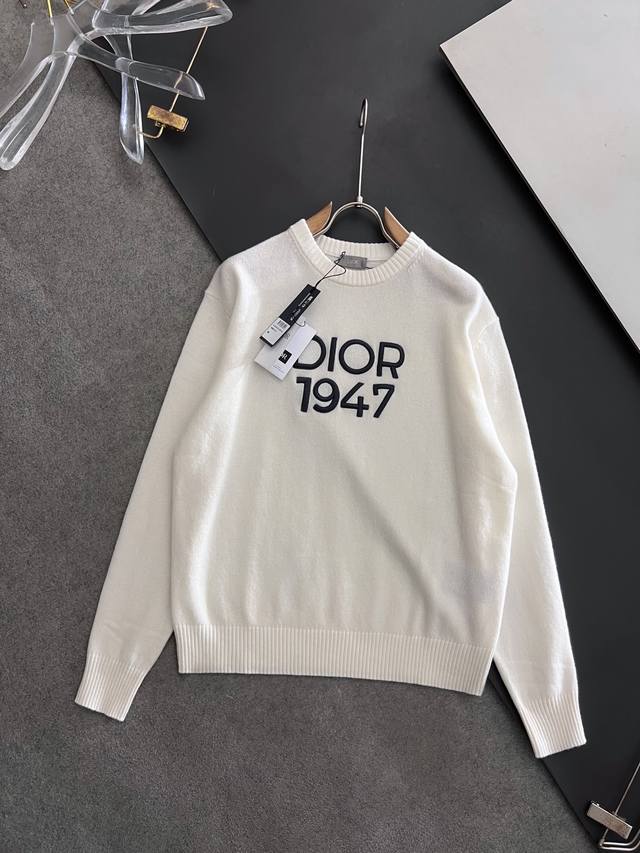 Cd 迪家2024Ss春季男装系列圆领针织毛衣胸前展示 Dior 1947 标志刺绣 向 Dior 承传以及这一具有历史意义的年份致敬 采用羊毛和山羊绒混纺织物